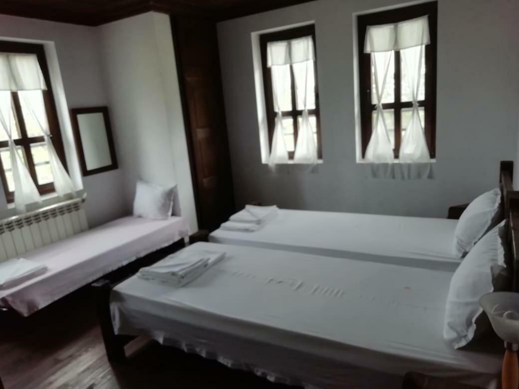 Family Hotel Kalifer Kalofer Esterno foto